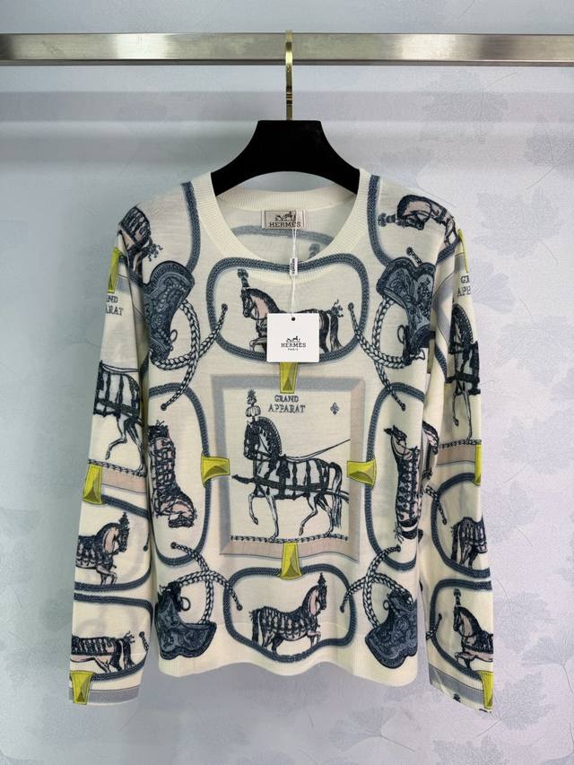 He*26早春新款针织上衣 品牌马术传统图案 骏马与绳索的优雅力量。高品质羊毛 触感柔软舒适 宽松版型+罗纹袖口和下摆 日常休闲或轻松场合都能轻松驾驭，搭配牛仔