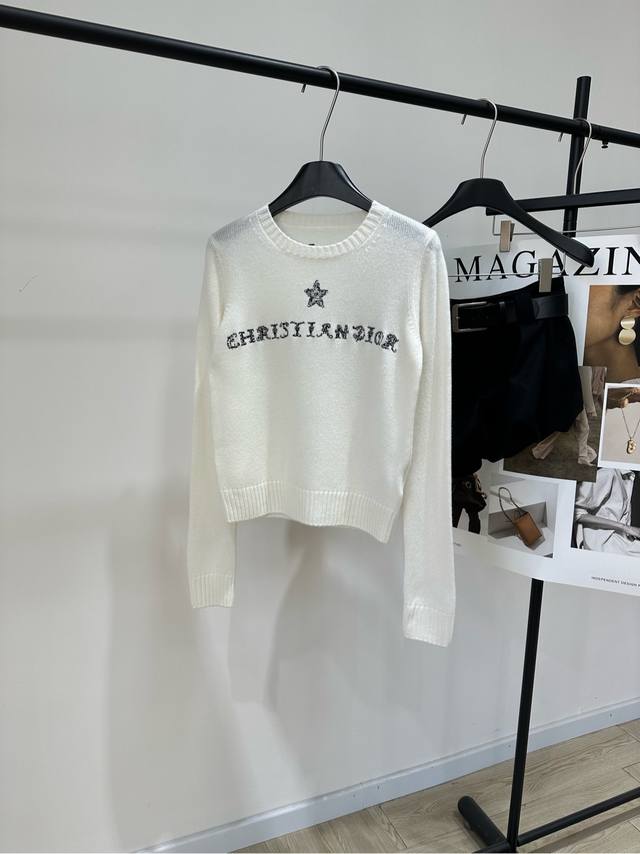 D奶白色星星刺绣羊绒针织衫 ，面料：100%羊绒 颜色：奶白色 原版定制！高版出品 Dior秋冬幸运星刺绣毛衣 奶白色羊绒混纺，柔软舒适 贴身穿超舒服 胸前黑色