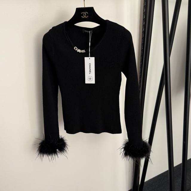 款号20258405 Chane*新款 镶钻Logo字母羽毛袖口长袖针织衫 上衣，黑色，白色， 均码：胸围66，袖长60，长53；重量：0.270Kg