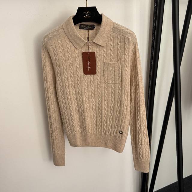 款号20258400 Loro piana*Lp新款 金属圈圈装饰翻领套头长袖麻花针织衫上衣，卡其色，灰色，红色，S-Xl， M码：胸围90，袖长61，长55；
