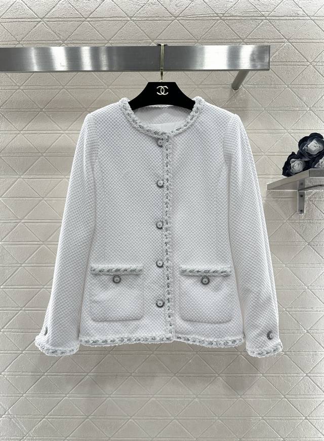 Chane*2026新品上架 圆领捆边外套 定制Yb进口粗纺羊毛呢材质，质感高级，品相十足，圆领洋装外套版型，垫肩设计贴合人体，更显身姿纤细挺拔，经典黑白双色诠