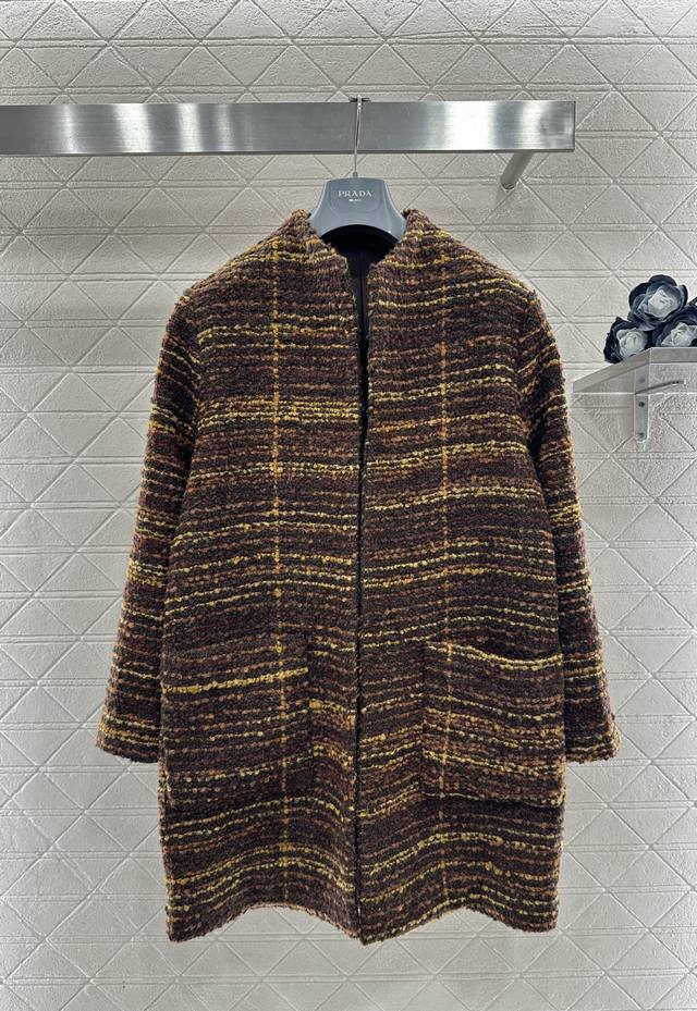 Lp*2026新品上架 编织中长款毛呢外套 定制Yb进口粗纺羊毛呢材质，质感高级，品相十足，中长款高圆领大衣外套版型，茧型开襟修饰身形，立体裁剪，让身姿纤细挺拔