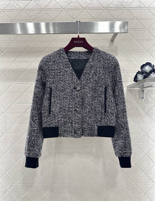 Gucc*2026新品上架 花灰毛呢夹克外套半裙套装 定制Yb进口羊毛毛呢材质，肌理明显，挺括有型，黑白混纺纹理自带复古质感，V领短款外套搭配同系列半裙，黑边撞