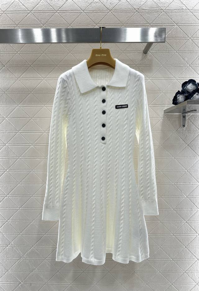 Miumi*2026新品上架 翻领麻花针织连衣裙 定制Yb羊毛纱线织造，质感高级，舒适柔软，翻领针织长袖连衣裙剪裁，经典麻花针织肌理感满分，polo领搭配纽扣设