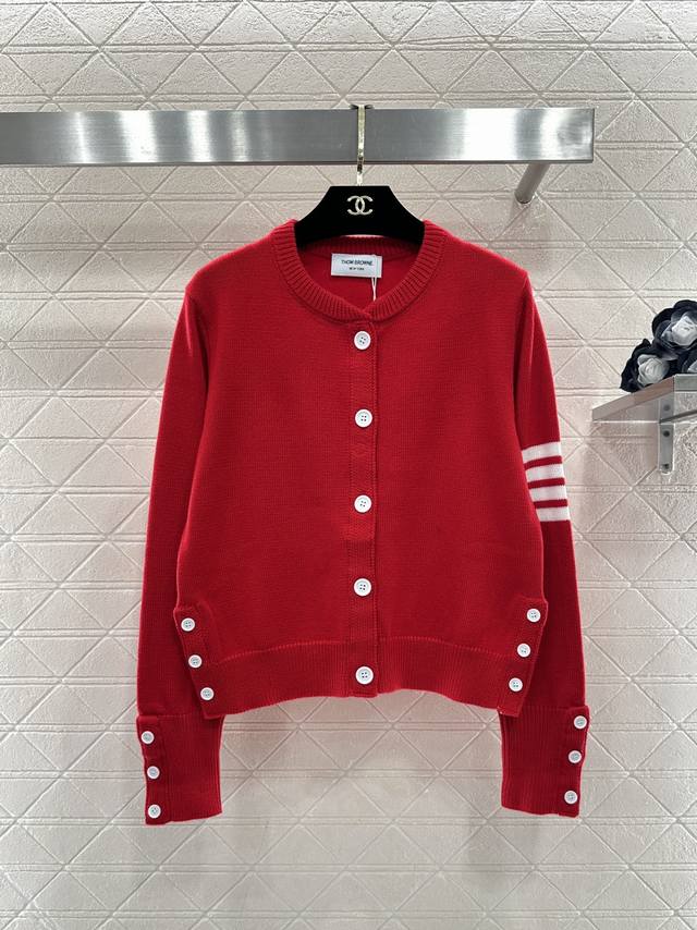 Thom Brown*2026新品上架 圆领横杠针织开衫 定制Yb羊毛纱线织造，质感高级，舒适柔软，圆领纽扣针织开衫，热烈红调撞上Thom Brown*经典四道