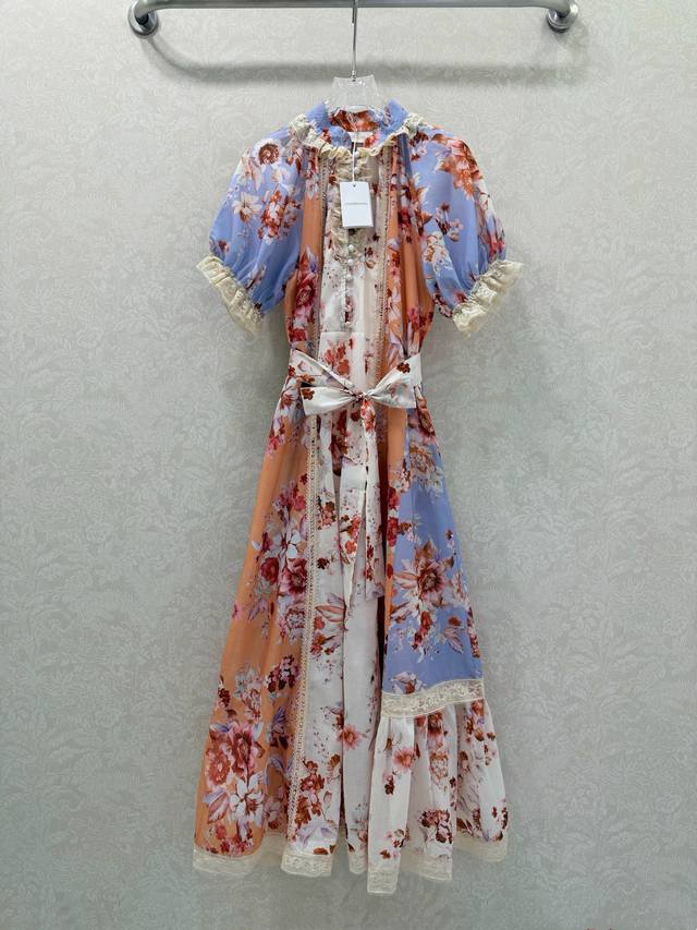 Zimmerm*25新款泡泡袖碎花撞色连衣裙 领口袖口前襟拼接蕾丝边 超大摆裙摆用料十足 一整个活泼洋溢 不通颜色得撞色印花散落在蓝色裙子上 搭配本部腰带 恰到