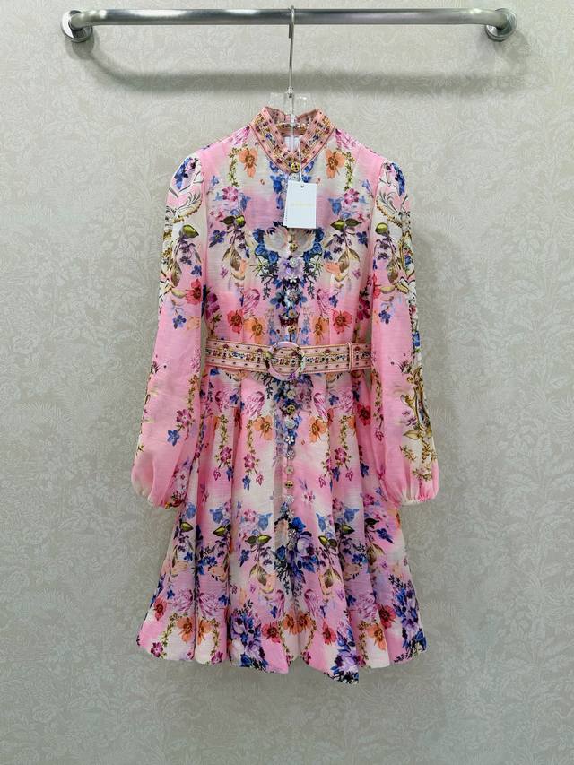 Zimmerman*兹 默曼 26新出花色立领短款连衣裙 小立领和灯笼袖设计 前襟定制多宝花样五金 超吸睛让人眼前一亮 袖口收紧变成泡泡袖 配送本布色系腰带 裙