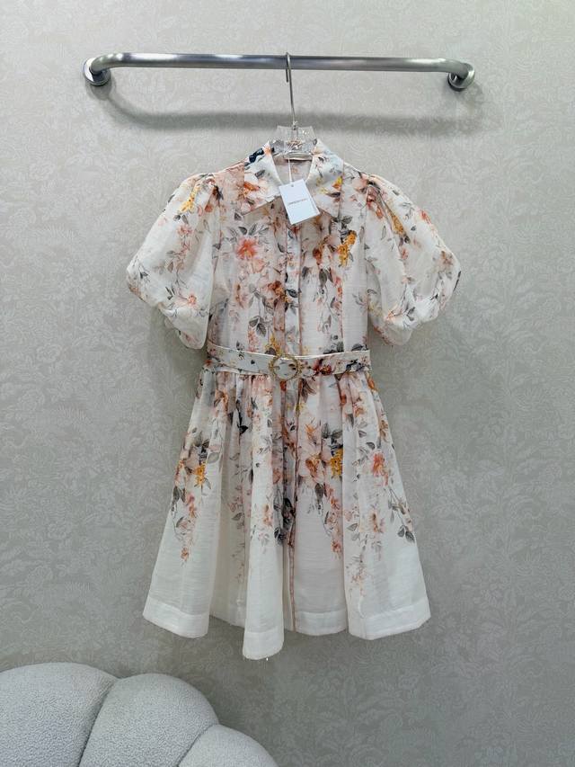 Zimmerman*兹默曼26新款花苞短袖收腰连衣裙 选用亚麻面料制成，翻领单排扣设计 定制五金和公主泡泡袖并饰以小圆珠装饰 整件花卉印花 下摆超大摆宽松的阔裙