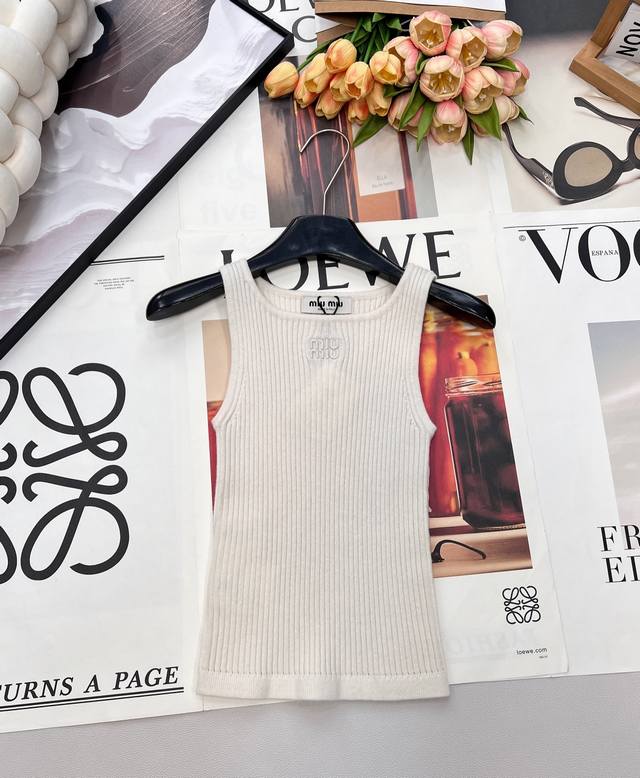 Miumiu 刺绣徽标字母罗纹针织背心，定制的羊毛纱线。这种基础款精致细节简直就是王炸 Miumiu字母徽标刺绣，字母罗纹设计勾勒流畅线条，贴合身形，打造简约而