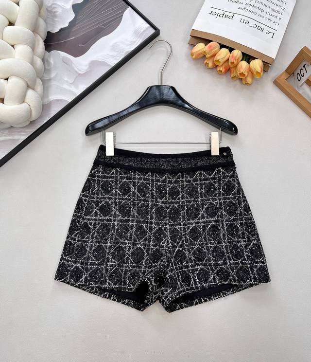 Dior新款藤格纹西服短裤，格纹间的摩登宣言，迪奥标志性藤格纹遇上利落短裤版型，一场经典与活力的时尚对话就此开启。 它以黑白交织的藤格纹为语言，将品牌的高定基因