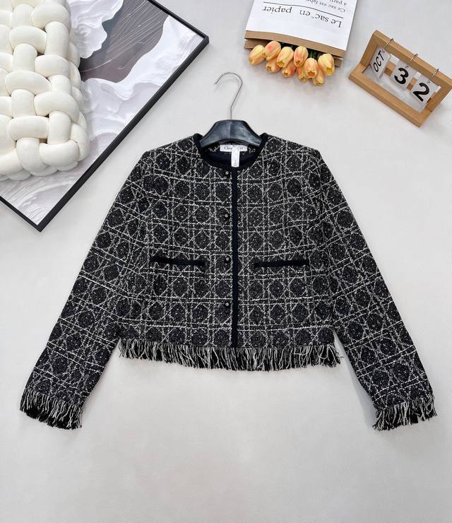 Dior新款滕格纹流苏外套，经典与摩登的交织狂想，它以黑白交织的滕格纹为画布，将品牌的历史底蕴与高级时装的精致感牢牢锁在面料肌理中 每一道格纹都是迪奥对经典的致