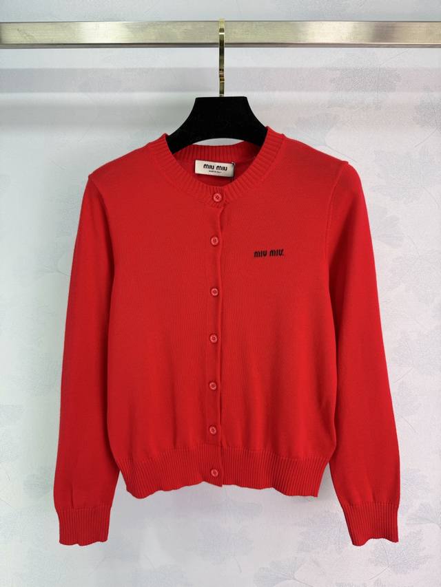 Miu*26早春新款贺岁红色针织开衫，采用羊毛材质，柔软舒适，节日氛围感满满圆领+单排扣设计，胸口品牌刺绣徽标，细节精致。罗纹领口，下摆和袖口，保暖又贴合。正红