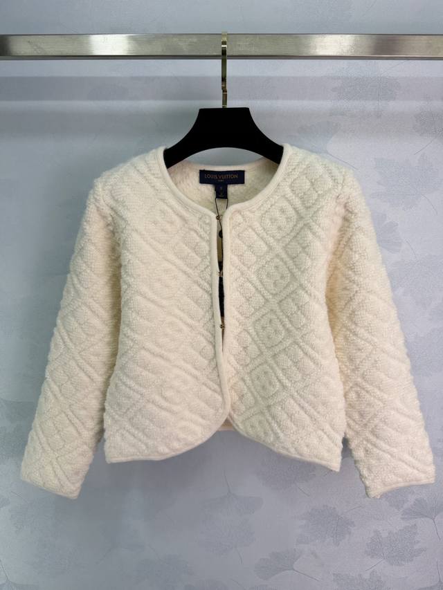 Lou*26早春系列新款菱格纹短外套，采用柔软羊绒羊毛混纺，触感超舒适，无领圆领+金属拉链设计，简约又实用。短款剪裁显高显瘦，搭配同色系半裙都很优雅，通勤，聚会