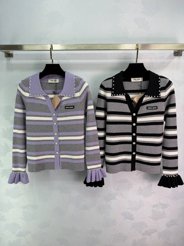 Miu*26早春新款条纹针织开衫，珍珠纽扣+喇叭袖，复古又甜美，柔软针织面料，修身剪裁，翻领设计超有细节感，搭配高腰裙或牛仔裤，轻松切换多种风格，是早秋衣橱必备