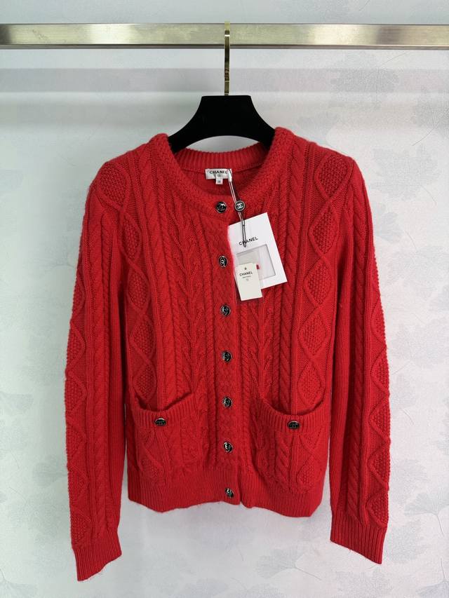 Ch*25N滑雪系列麻花针织开衫 圆领双口袋设计 金色纽扣点缀 面料柔软舒适 经典麻花菱格编织 秋冬百搭款！4色3码Sml T226B