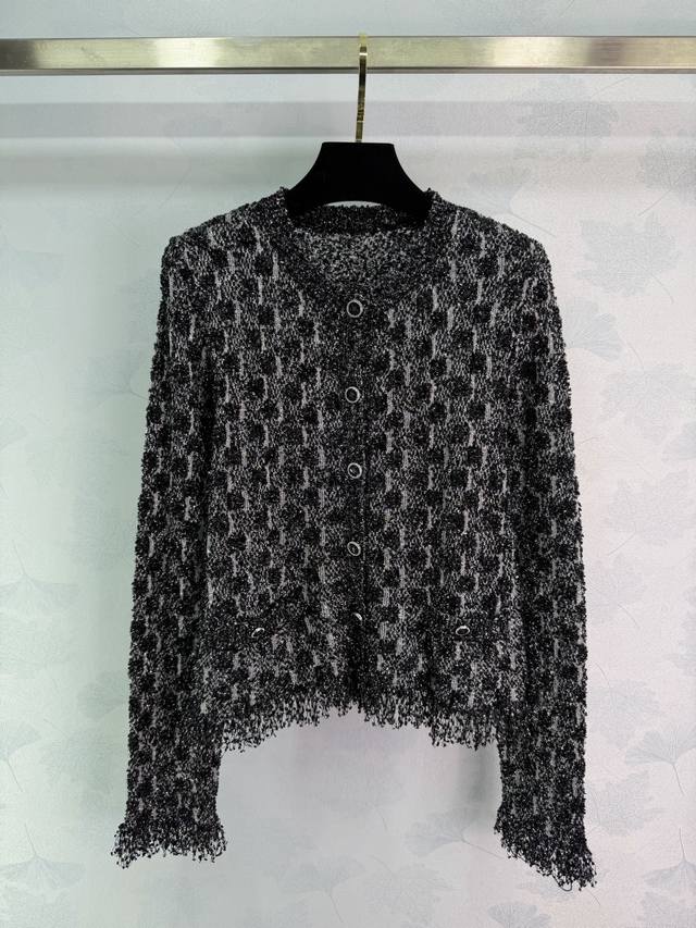 Ch*26C系列粗花呢开衫，浅蓝+米白几何图案，经典粗花呢材质，柔软又挺括，质感满分,纽扣+对称口袋，细节精致，流苏下摆超有层次感2色3码Sml T226B.