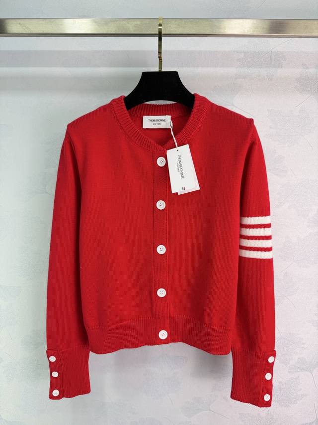 Tb*26早春新款经典针织开衫，100%羊毛材质，柔软又保暖，袖口四条杠+白色纽扣，品牌辨识度满分。正红色显白又喜庆，节日氛围感拉满，单穿或内搭都很出彩。背部腊