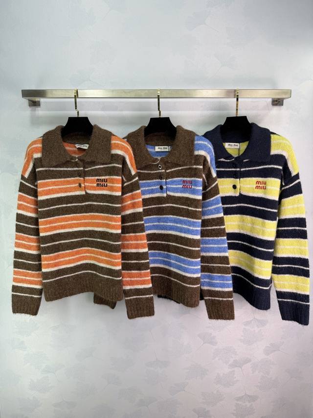 Miu*25秋冬新款条纹polo毛衣，撞色设计超吸睛，复古学院风满满3色3码Smlt226B.