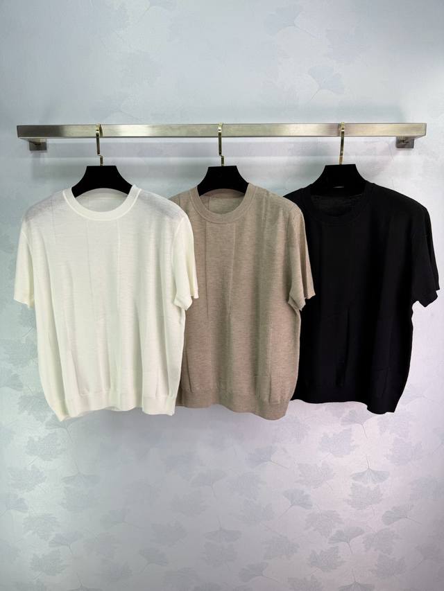 He*26早春新款针织上衣 采用柔软亲肤面料 透气又舒适，圆领+插肩袖设计，简约百搭，通勤休闲都能轻松驾驭，单穿或做内搭都很Ok，是衣橱必备基础款3色3码Sml