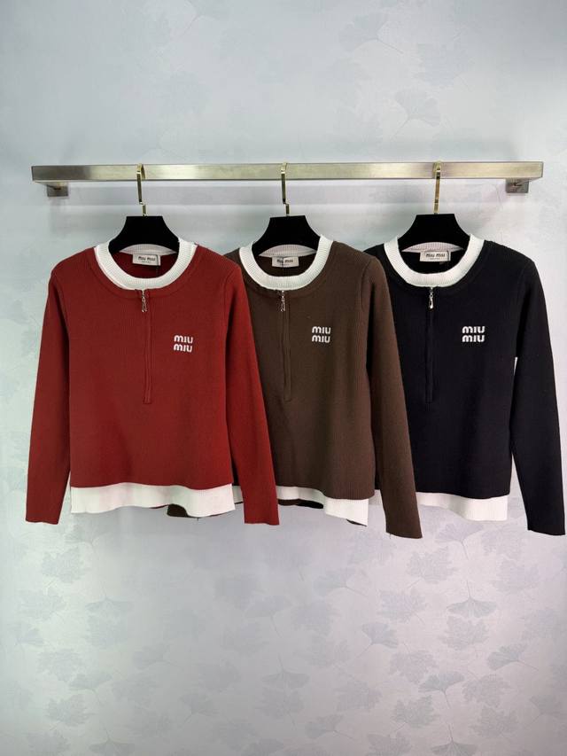Miu*26早春新款撞色拼接针织衫，柔软针织面料，舒适又保暖。白色边饰超有层次感，胸前品牌刺绣超有辨识度半拉链设计方便穿脱，还能随心调节领口，日常通勤或休闲都能