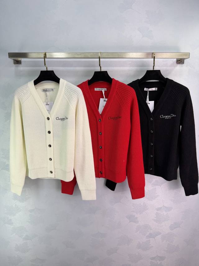 Dio*26早春新款V领针织衫，背部大星星+Logo字样，品牌辨识度超高高品质针织面料，柔软舒适，袖口和下摆罗纹收口,日常休闲或街头风都能轻松驾驭，搭配牛仔裤，