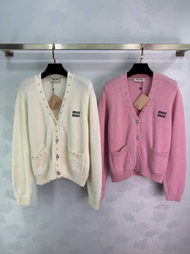 Miumi*2026早春新款双口袋镶钻V领针织开衫！定制羊毛纱线织造 柔软亲肤 质感十足 V领长袖开衫裁剪 时髦休闲 胸前字母徽标装饰彰显品牌格调 螺纹包边细节