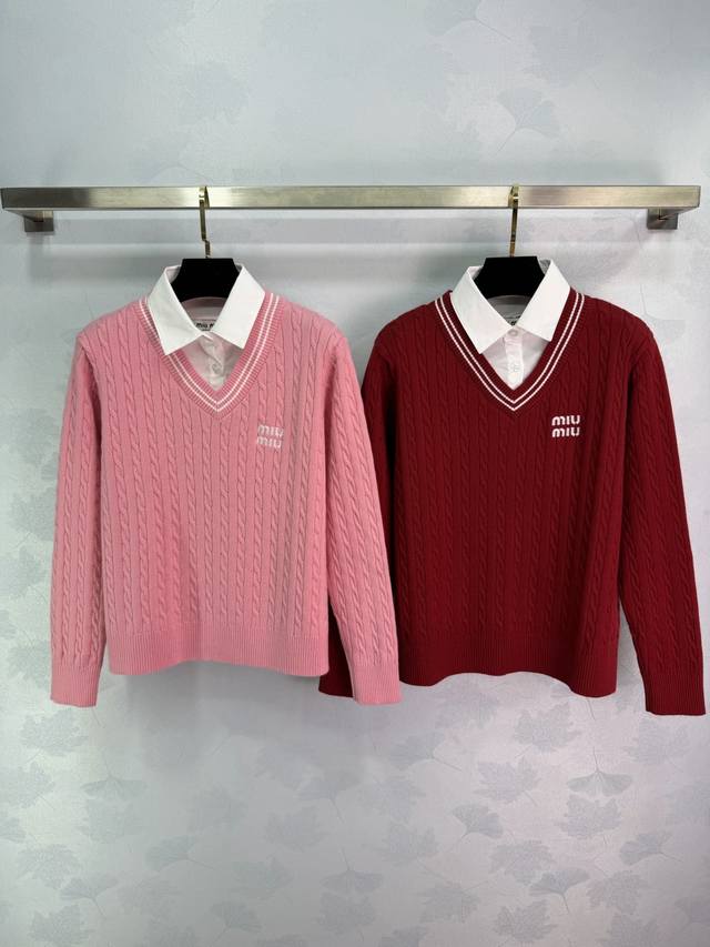 Miu*26早春新款假两件针织开衫 胸前刺绣Logo 搭配白色衬衫领 麻花编织纹理设计 层次细腻丰富 为简易穿搭增添造型 常规版型 凸显身型 穿搭显瘦洋气！2色