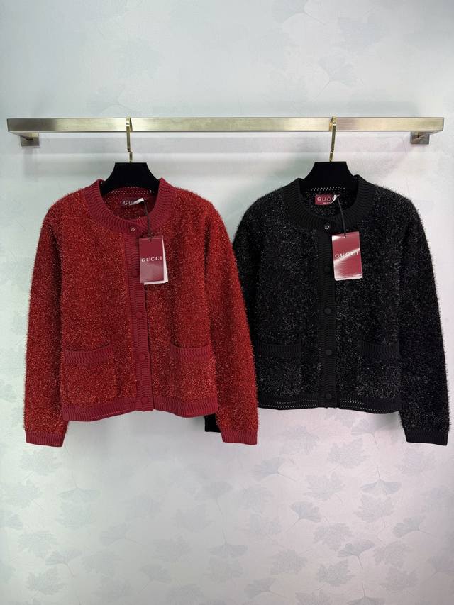Gucc*2026早春新款亮闪银丝圆领针织开衫 定制Yb棉毛纱线织造，质感高级，舒适柔软，圆领纽扣针织开衫，领口袖口螺纹包边与衣摆相呼应，领口镶嵌双G字母徽标，