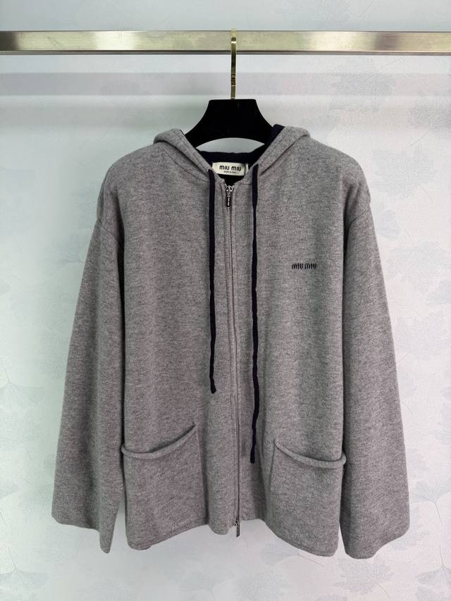 Miumi*2026早春新款连帽字母中长外套 定制Yb羊绒织造，质感高级，垂顺有型，连帽拉链中长针织外套剪裁，双向拉链开襟处理，时尚感更为强烈，外层高级灰色，内