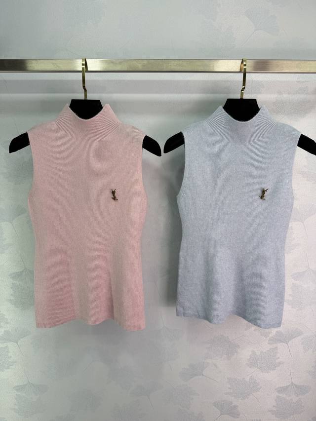 Ys* 2026早春新款立领针织背心！定制羊毛材质 舒适软糯 弹力十足 立领针织背心裁剪 成衣选用高级纯色 竖坑条纹理 为简易穿搭增添文艺气息 高级剪裁贴合人体