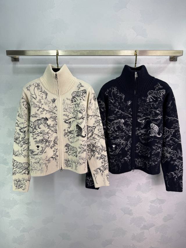 Dio* 2025秋冬新款刺绣立领拉链开衫！定制Yb羊毛棉材质 动物丛林图案刺绣肌理 整体高级有质感 超显气质 罗纹收口设计 非常大气 经典元素呈现细节质感！2