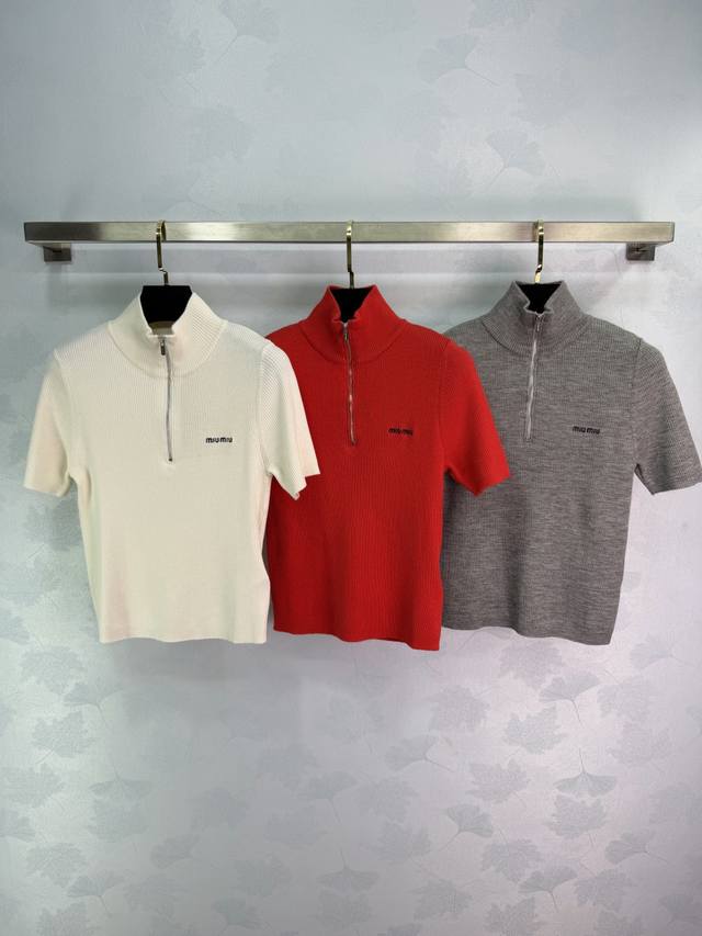 Miu*26早春新款半拉链针织短袖，采用高品质针织面料，弹性好又贴合，穿着超舒适3色3码Sml T226B.