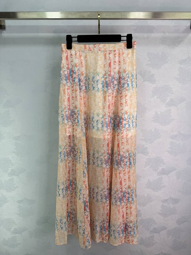 Chane*2026早春新款活性印花中长半身裙 定制Yb进口真丝纺纱材质，质地轻薄，柔软亲肤，高腰中长半裙版型，晕染简直是春日浪漫代名词！粉橘与浅蓝交织的水彩纹