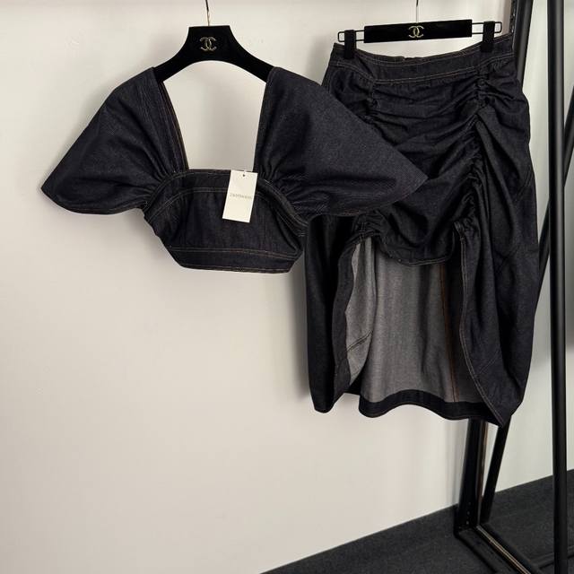 款号20259338 Zimmermann*新款套装，短款方领牛仔上衣+前短后长拖尾式牛仔半裙，深蓝色，S-Xl， S码：胸围76，衣长37；腰围72，裤长40