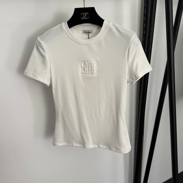 款号20259326 Miumi*新款 立体Logo浮雕字母修身短袖T恤，白色，黑色，S-Xl， M码：胸围76，袖长16，长52；重量：0.140Kg