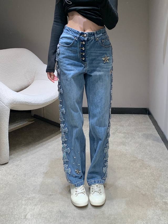 Chrome He*Rts 25Fw秋冬新款 戛纳限定牛仔长裤丨独家Yb开发！顶级高版出品！以经典水洗丹宁为基底，侧边缀满品牌标志性十字银饰与水钻刺绣，星芒金属