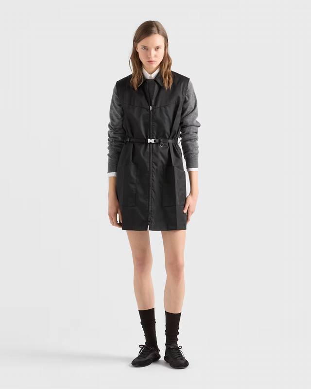 prad* 26Ss早春新款 再生尼龙迷你连衣裙丨独家Yb开发！顶级高版出品！标志性的再生尼龙面料呈现出哑光的高级质感，黑色调自带低调的酷感，翻领无袖的工装风剪