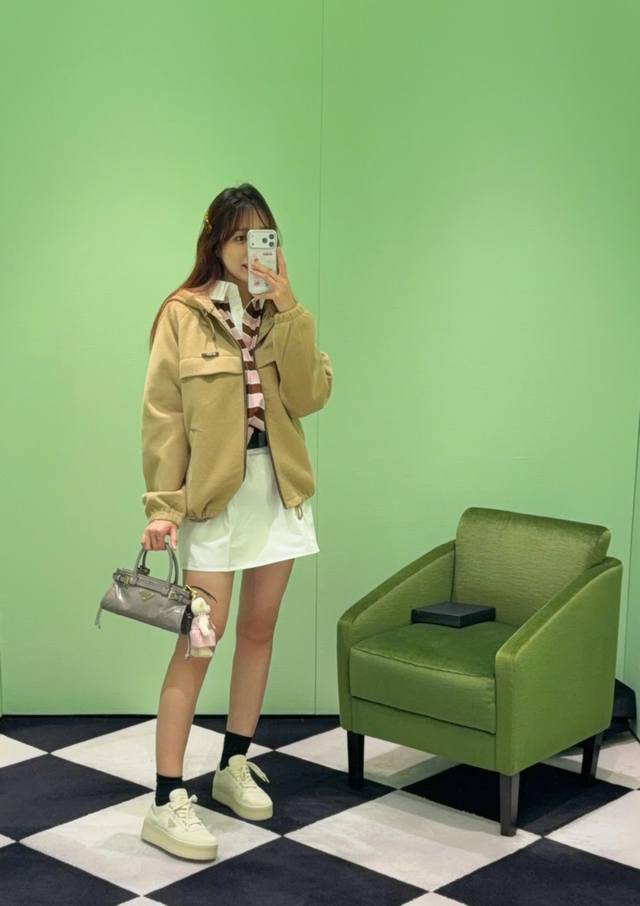 prad* 25Fw秋冬新款 卡其色摇粒绒冲锋衣外套丨独家Yb开发！顶级高版出品！柔和的卡其色调自带秋日的温润质感，摇粒绒面料触感软糯亲肤，兼顾保暖性与慵懒氛围