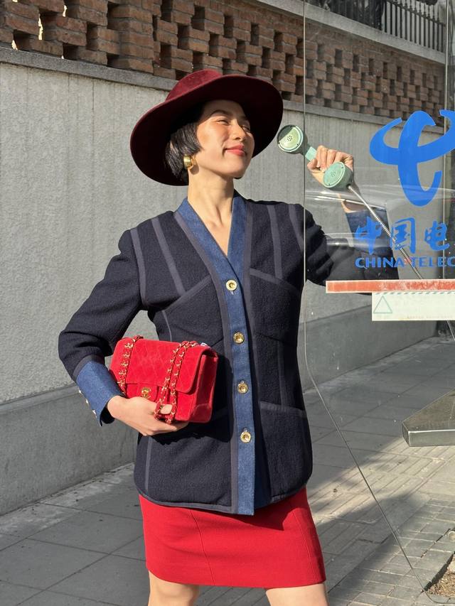 Chane* 25Fw秋冬新款 Vintage中古牛仔拼接羊毛粗花尼外套丨独家Yb开发！高版出品！深海蓝羊毛粗花呢勾勒出标志性的廓形，自带品牌百年传承的优雅风骨