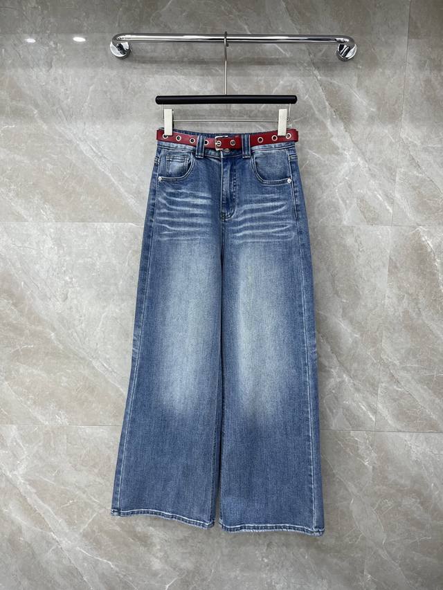 爆款现货 设计师 原创｜女神同款腰带牛仔裤 这款牛仔裤选用优质面料，工艺洗水， 挺括的版型与个性的设计相结合，专属品牌配件装饰，让你成为最独特的存在。 无论是潮