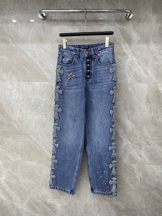 爆款现货 原单品质 克罗星｜26新款重工订珠牛仔裤 色系搭配非常好看，瘦身设计，版型上身巨好看 拉长视觉效果 显高显瘦 非常好的弹力面料，效果令人满意， 搭配度