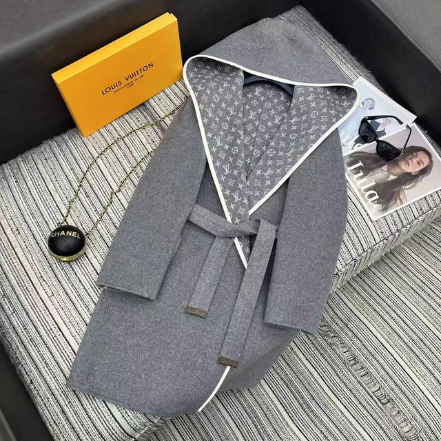 强烈推荐 25年早秋冬系列 Lou*新款经典老花Logo提花双面羊毛呢连帽大衣外套 腰间系腰带 撞色边设计 Sml .