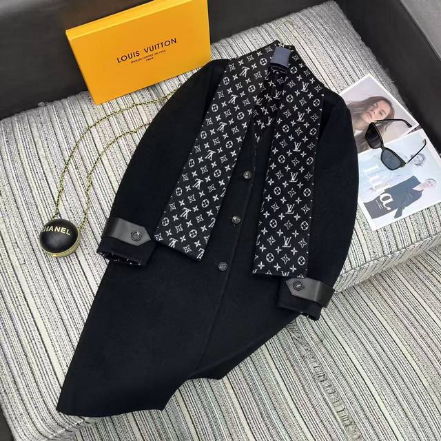 强烈推荐 25年早秋冬系列 Lou*新款经典老花双面羊毛呢围脖V领长款大衣 廓形版型 小羊皮袖袢 高端品质 1:1定制 现货开卖Sml