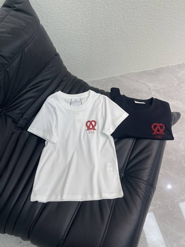 Ami*26春夏新款钉珠字母徽标短袖T恤。定制Yb丝光全棉材质，透气舒适，质感十足，正肩常规短袖T恤裁剪，爱心Ami*红标撞色超吸睛，红白与黑红的经典配色，简约