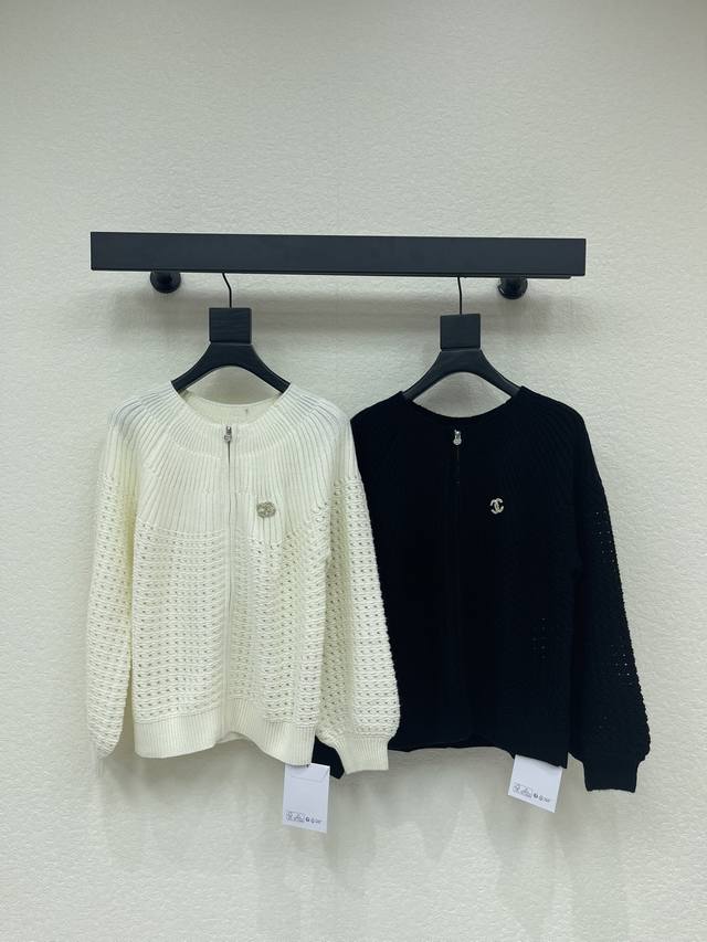 Chane*26早春新款素色圆领长袖针织开衫！定制羊毛纱线织造，质感舒适，穿搭有型，圆领针织开衫版型，肌理松弛不失时尚感，通体弹力螺纹包边，竖状分布钩织纹理，前