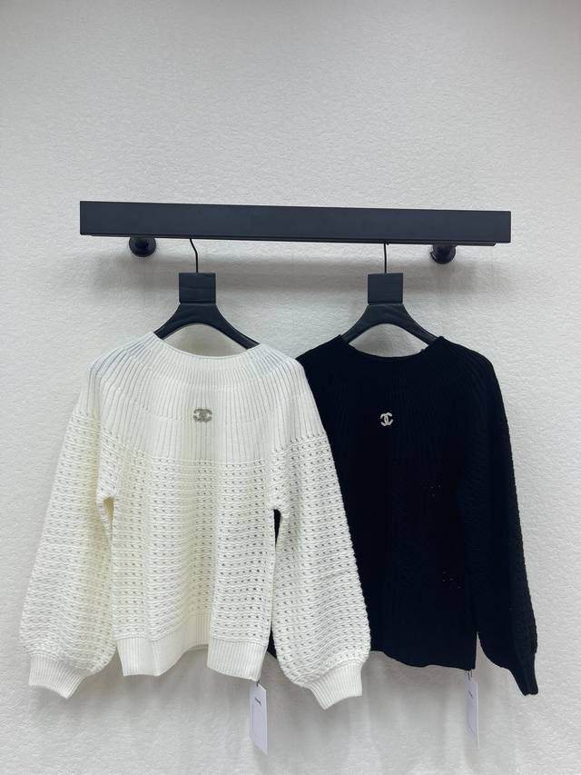 Chane*26早春新款素色圆领长袖针织毛衣！定制羊毛纱线织造，质感舒适，穿搭有型，圆领长袖毛衣版型，肌理松弛不失时尚感，通体弹力螺纹包边，竖状分布钩织纹理，胸