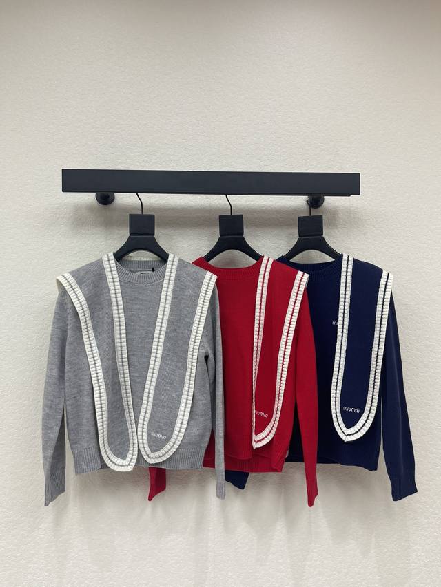 Miumi*26早春新款真两件披肩针织套头长袖毛衣！定制羊毛纱线织造 柔软亲肤 质感十足 圆领针织长袖裁剪 时髦休闲 胸前字母徽标装饰彰显品牌格调 螺纹包边细节