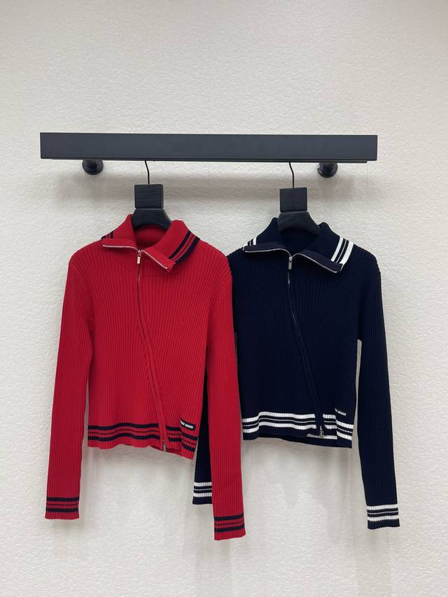 Miumi*26早春新款修身针织开衫！定制丝毛纱线织造，穿搭舒适，质感十足，翻领针织开衫裁剪，大身竖坑条针织纹理，领口袖口衣摆撞色条纹收边，层次丰富，视觉更显瘦