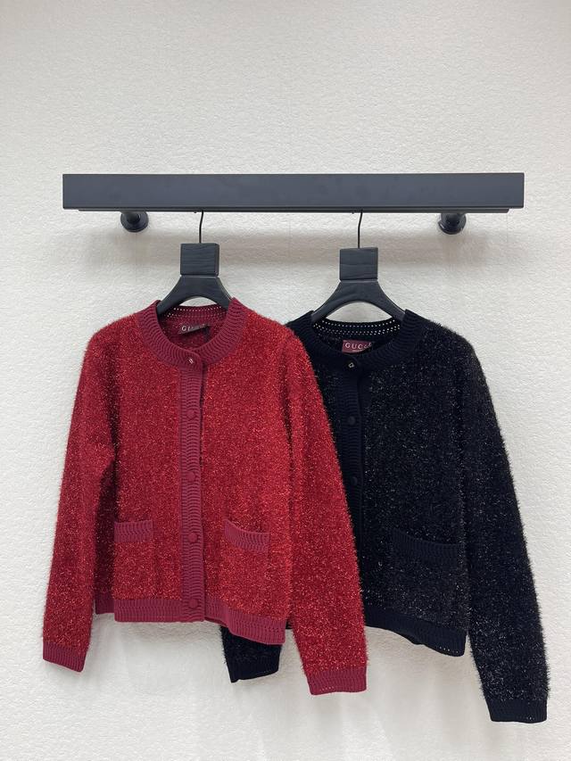 Gucc*26早春新款银丝针织开衫！定制进口纱线织造 彰显品牌个性 凸显穿搭高级感 通体弹性松紧更显精致 不拘身材 穿搭显瘦 银线融入勾勒 尽显松弛调性 轻奢时