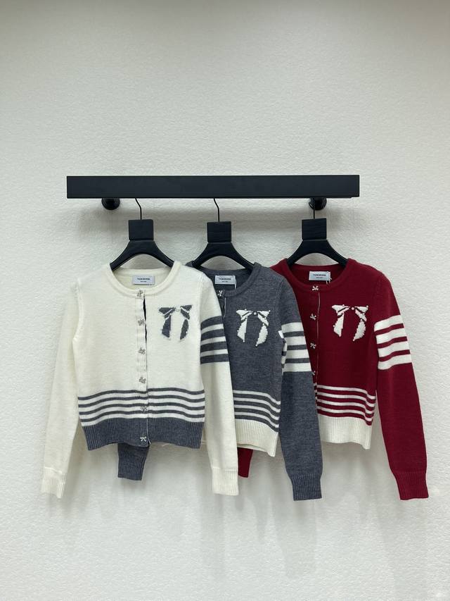 Thom Brown* 26早春新款Tb圆领钉珠蝴蝶结针织开衫！定制羊毛混纺纱线材质织造 质感光泽 细腻柔软舒适 圆领针织开衫剪裁 通体撞色条纹相呼应 定制镶钻